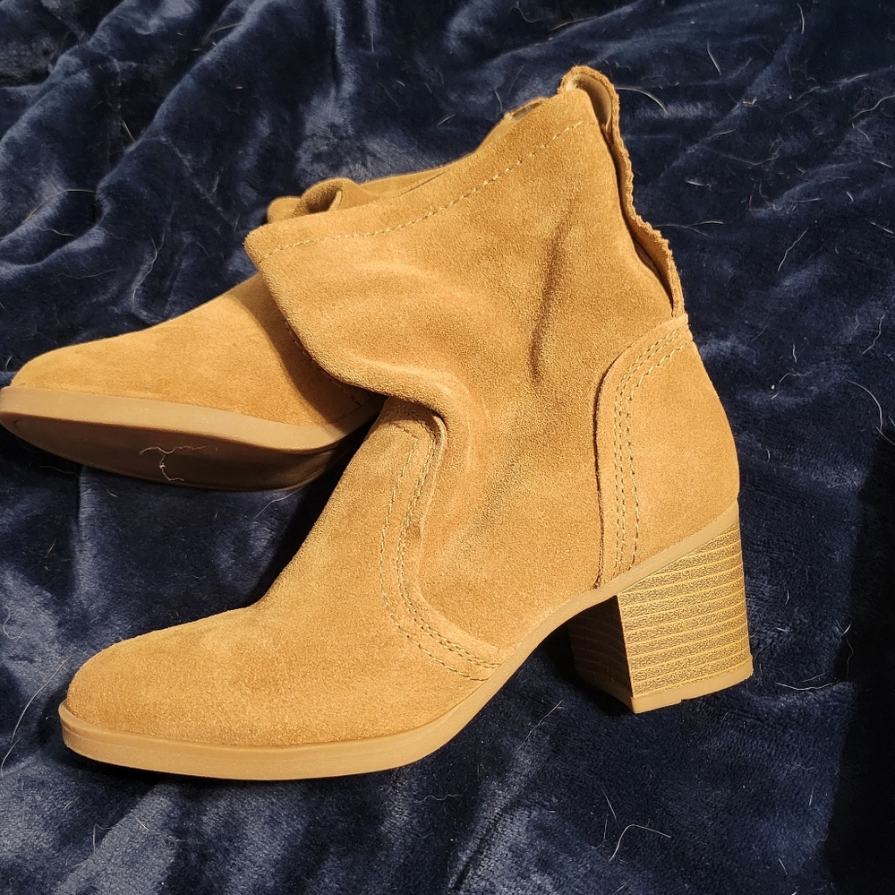 White Mountain Suede Boots